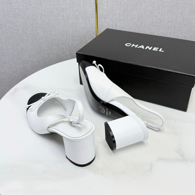 CHANEL 26S SLINGBACK HEELS 45 MM IN WHITE LAMBSKIN AND BLACK FABRIC