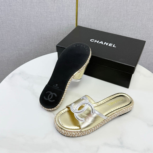 CHANEL 26S PLATFORM SLIDES IN GOLD LAMBSKIN WITH CC LOGO
