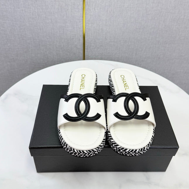CHANEL 26S PLATFORM SLIDES IN WHITE LAMBSKIN WITH CC LOGO