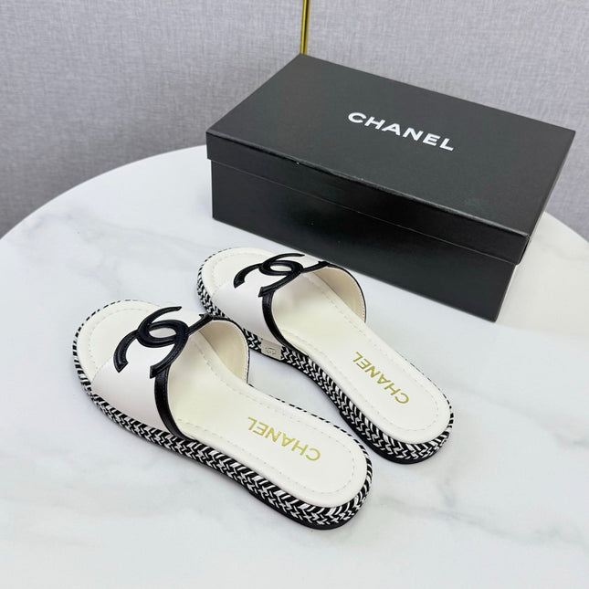CHANEL 26S PLATFORM SLIDES IN WHITE LAMBSKIN WITH CC LOGO