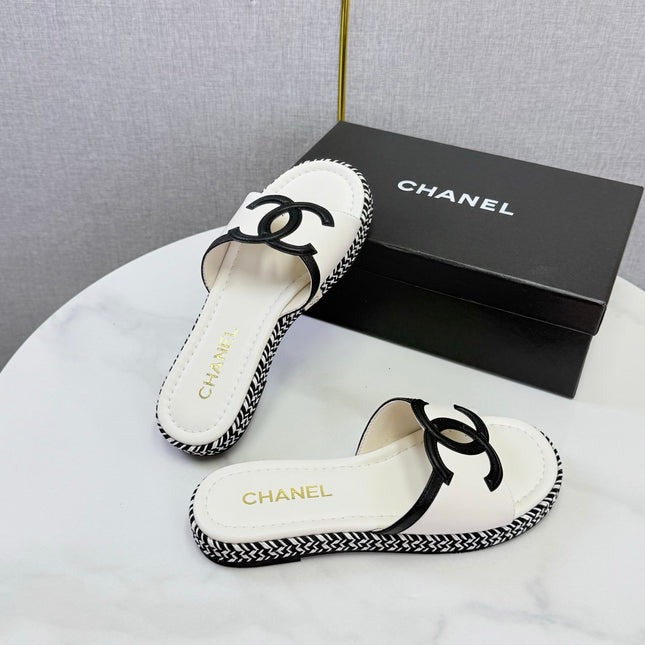 CHANEL 26S PLATFORM SLIDES IN WHITE LAMBSKIN WITH CC LOGO