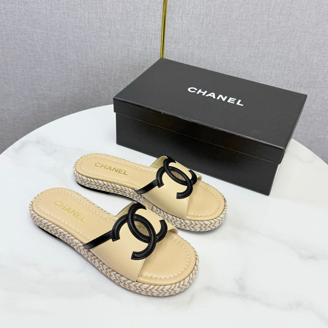 CHANEL 26S PLATFORM SLIDES IN BEIGE LAMBSKIN WITH CC LOGO