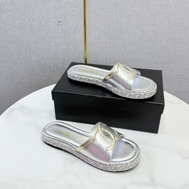 CHANEL 26S PLATFORM SLIDES IN SILVER LAMBSKIN WITH CC LOGO
