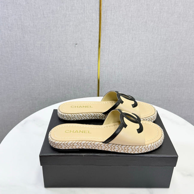 CHANEL 26S PLATFORM SLIDES IN BEIGE LAMBSKIN WITH CC LOGO