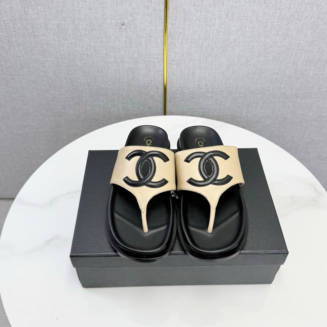 CHANEL 26S CC THONG SLIDES IN BEIGE AND BLACK LAMBSKIN