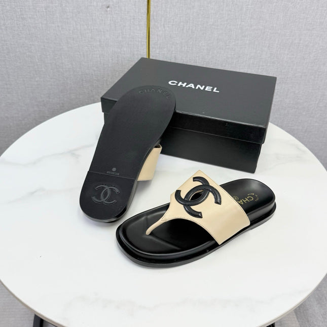 CHANEL 26S CC THONG SLIDES IN BEIGE AND BLACK LAMBSKIN