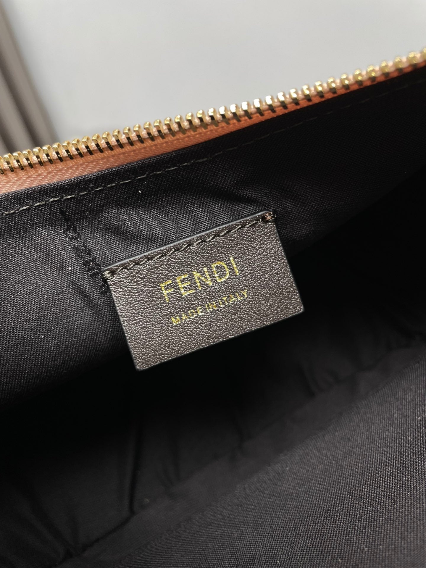 FENDIGRAPHY MEDIUM 29 IN BISQUE SMOOTH LAMBSKIN GOLD HARDWARE