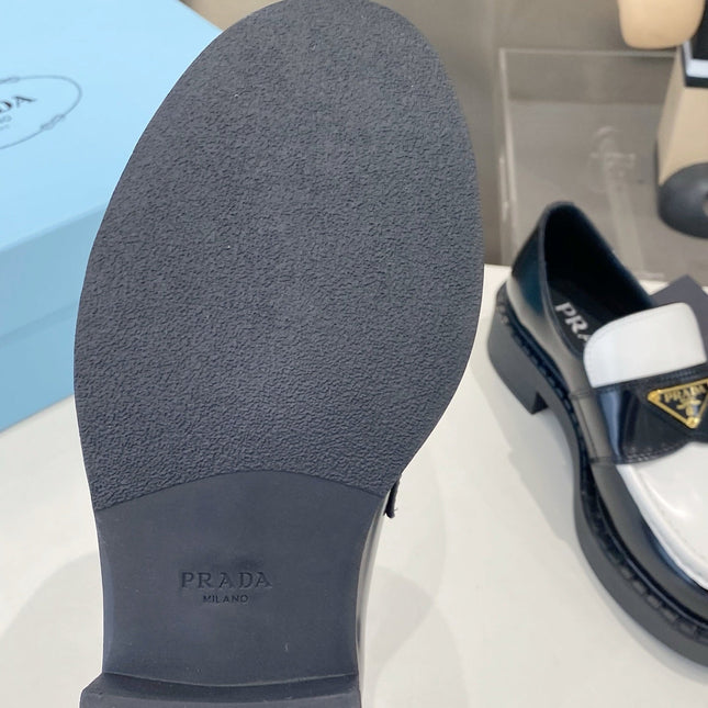 PRADA 26S LOAFERS IN BLACK AND WHITE CALFSKIN WITH LOGO