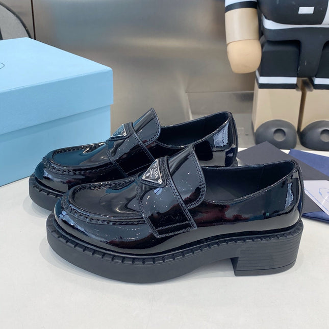 PRADA 26S LOAFERS IN BLACK PATENT CALFSKIN WITH LOGO