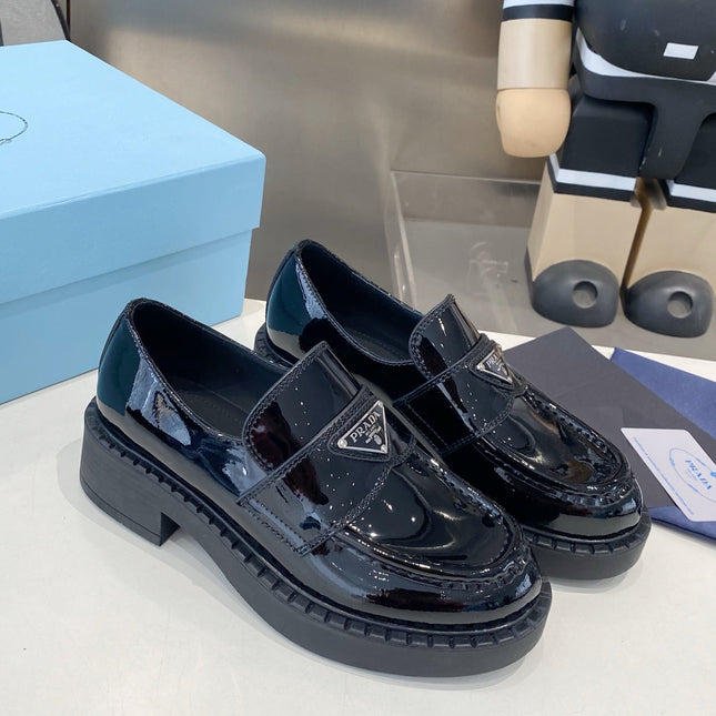 PRADA 26S LOAFERS IN BLACK PATENT CALFSKIN WITH LOGO