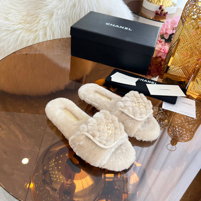 CHANEL 25S FUR SLIPPERS IN LIGHT BEIGE LOGO GOLD HARDWARE
