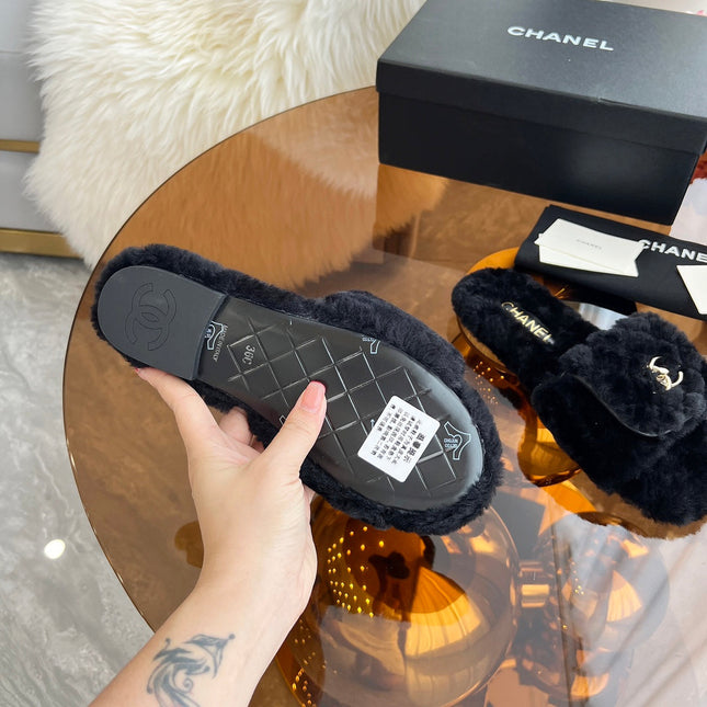 CHANEL 25S FUR SLIPPERS IN BLACK LOGO GOLD HARDWARE