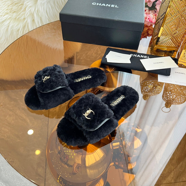 CHANEL 25S FUR SLIPPERS IN BLACK LOGO GOLD HARDWARE