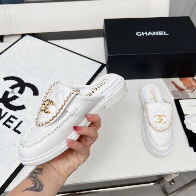 CHANEL 25S MULES WITH CHAIN DETAIL IN WHITE CALFSKIN GOLD HARDWARE