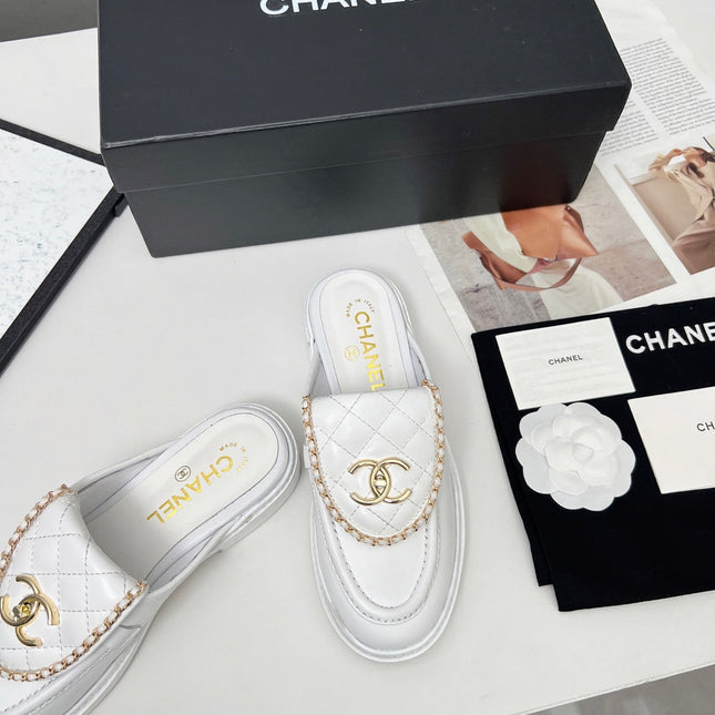 CHANEL 25S MULES WITH CHAIN DETAIL IN WHITE CALFSKIN GOLD HARDWARE