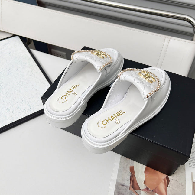 CHANEL 25S MULES WITH CHAIN DETAIL IN WHITE CALFSKIN GOLD HARDWARE