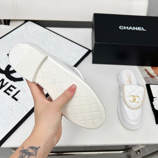 CHANEL 25S MULES WITH CHAIN DETAIL IN WHITE CALFSKIN GOLD HARDWARE