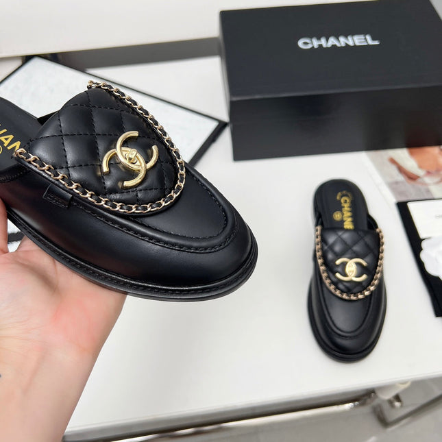 CHANEL 25S MULES WITH CHAIN DETAIL IN BLACK CALFSKIN GOLD HARDWARE