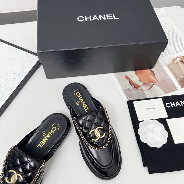 CHANEL 25S MULES WITH CHAIN DETAIL IN BLACK GLOSSY CALFSKIN GOLD HARDWARE