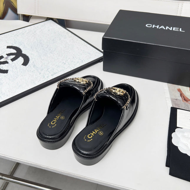 CHANEL 25S MULES WITH CHAIN DETAIL IN BLACK GLOSSY CALFSKIN GOLD HARDWARE