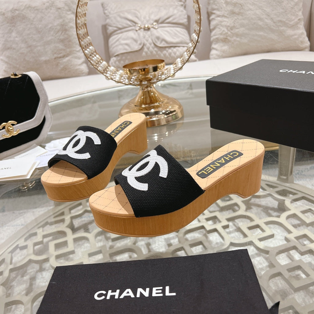 WEDGE PLATFORM IN BLACK LAMBSKIN WITH WHITE LOGO