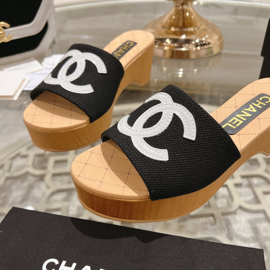 WEDGE PLATFORM IN BLACK LAMBSKIN WITH WHITE LOGO