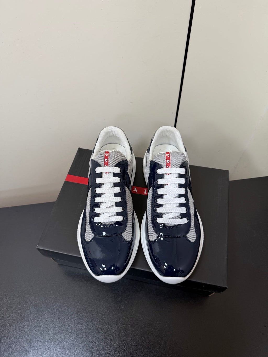 PRADA 26S SNEAKERS IN NAVY BLUE PATENT CALFSKIN AND WHITE MESH
