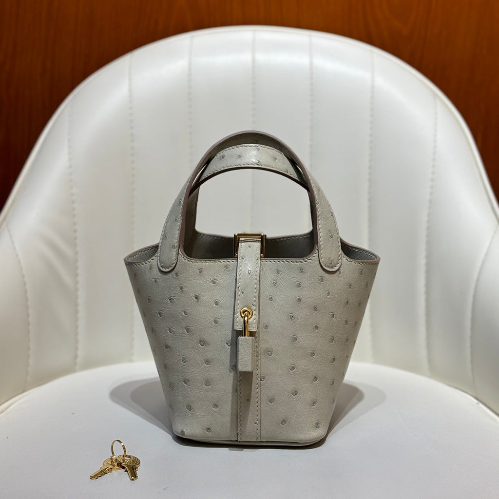 HM 25S PICOTIN LOCK 14 CM IN LIGHT GREY OSTRICH WITH GOLD HARDWARE