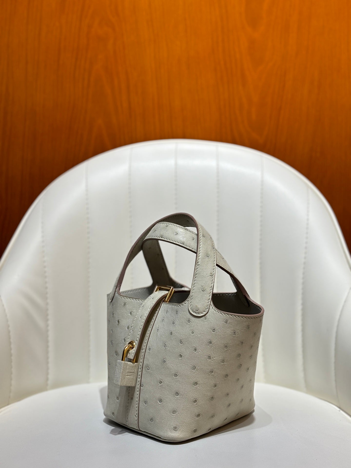 HM 25S PICOTIN LOCK 14 CM IN LIGHT GREY OSTRICH WITH GOLD HARDWARE