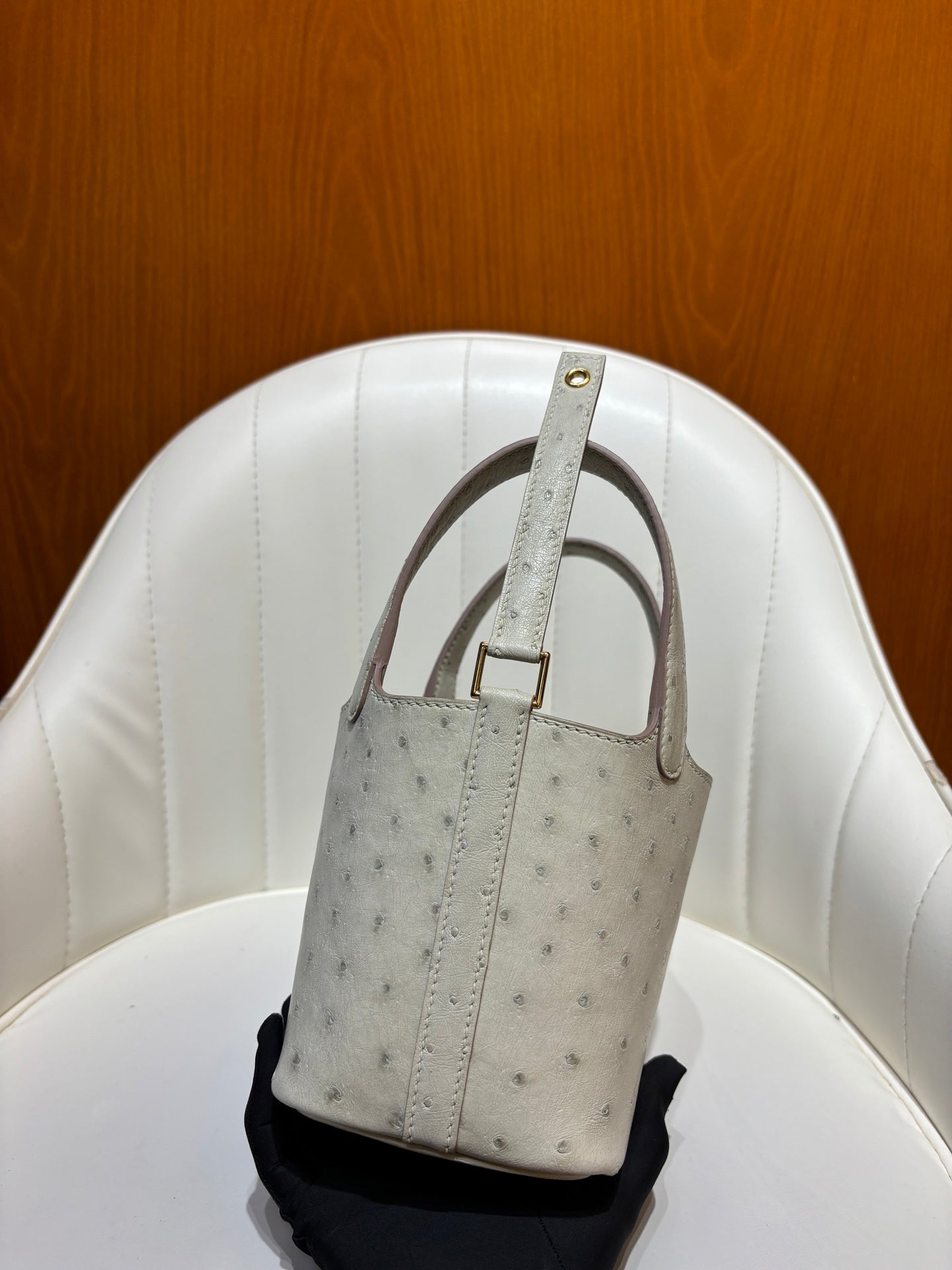HM 25S PICOTIN LOCK 14 CM IN LIGHT GREY OSTRICH WITH GOLD HARDWARE