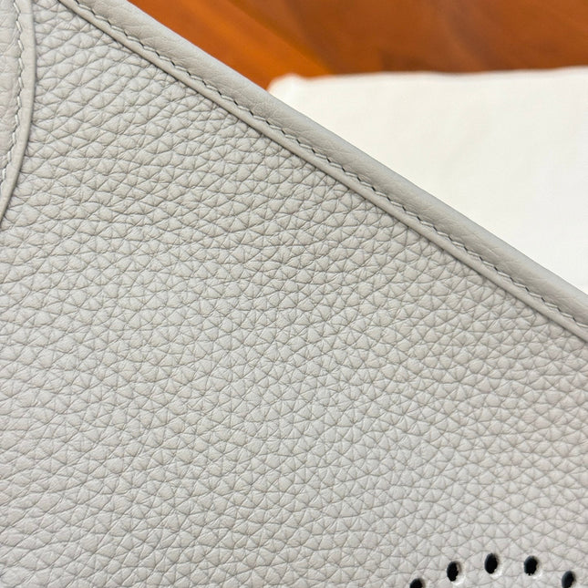 HM 26S EVELYNE BAG 23CM IN LIGHT GRAY GRAINED CALFSKIN