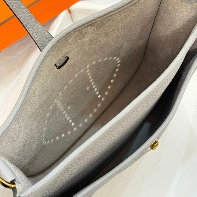 HM 26S EVELYNE BAG 23CM IN LIGHT GRAY GRAINED CALFSKIN