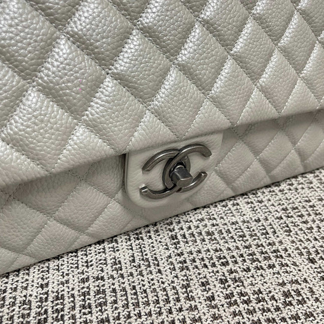 CHANEL 26S CLASSIC JUMBO FLAP BAG 46 IN LIGHT GREY CAVIAR CALFSKIN DARK SILVER HARDWARE
