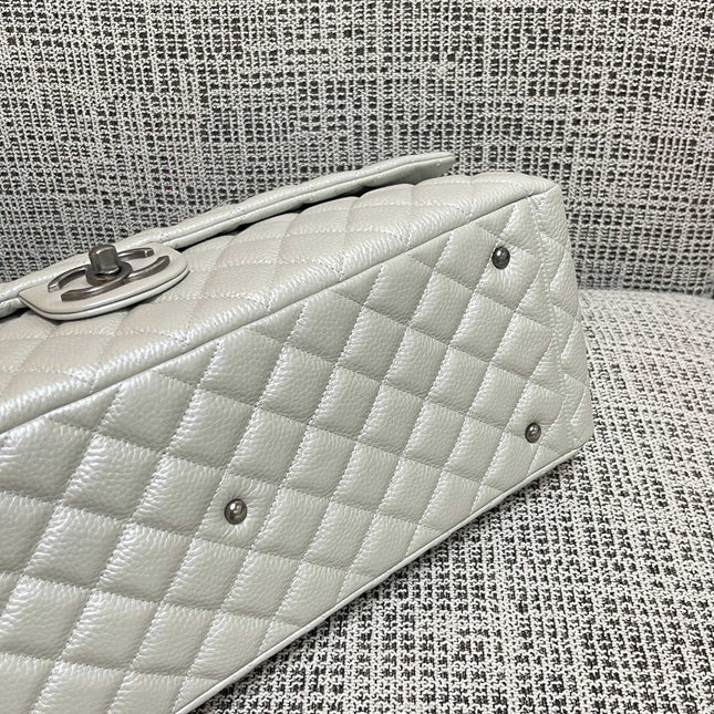 CHANEL 26S CLASSIC JUMBO FLAP BAG 46 IN LIGHT GREY CAVIAR CALFSKIN DARK SILVER HARDWARE