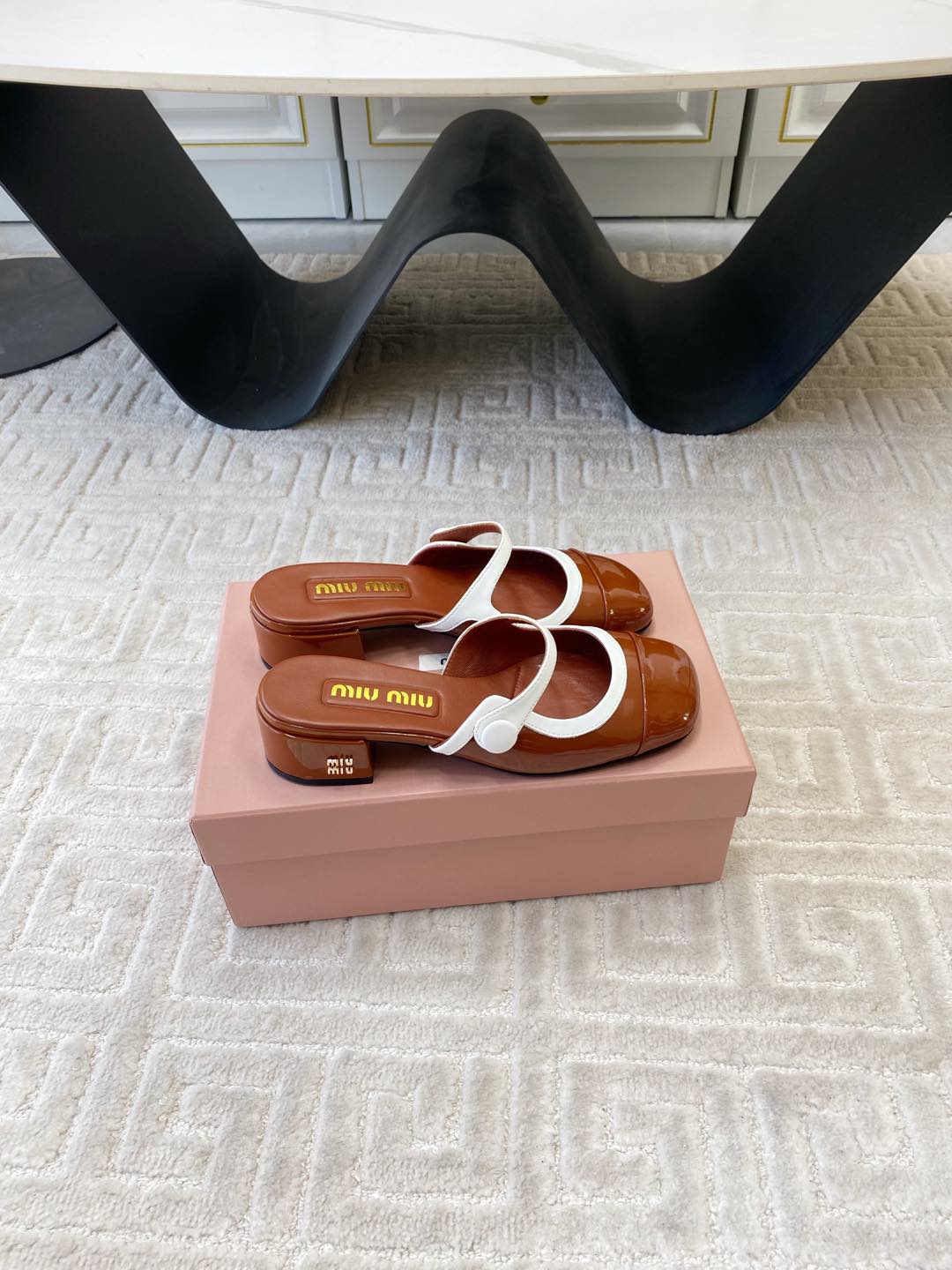 MARY JANE MULE PUMPS IN RED BROWN GLOSSY SHEEPSKIN