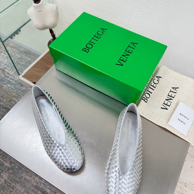 BOTTEGA VENETA 26S BALLET FLATS IN SILVER WOVEN LAMBSKIN