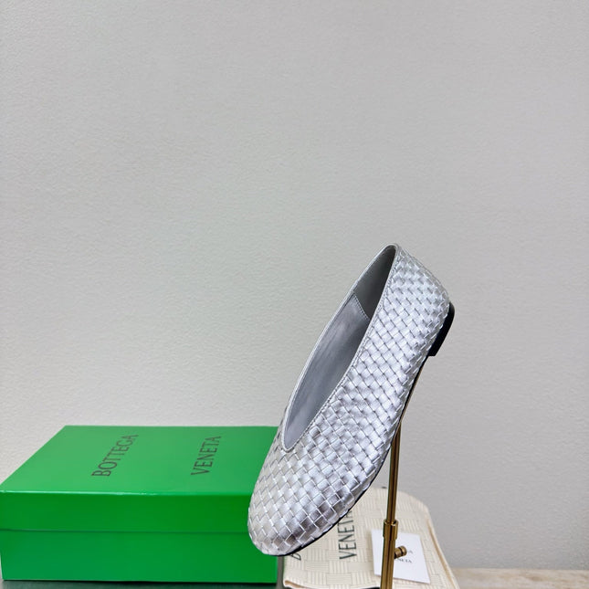 BOTTEGA VENETA 26S BALLET FLATS IN SILVER WOVEN LAMBSKIN