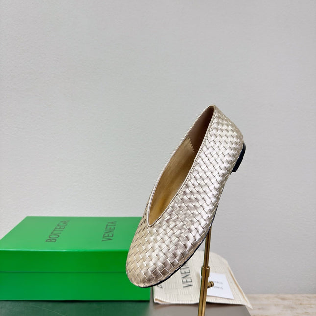 BOTTEGA VENETA 26S BALLET FLATS IN LIGHT GOLD WOVEN LAMBSKIN