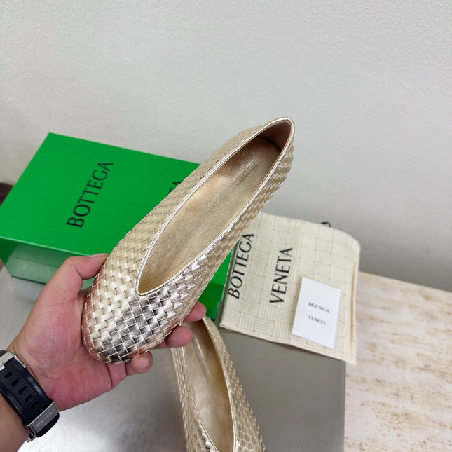 BOTTEGA VENETA 26S BALLET FLATS IN LIGHT GOLD WOVEN LAMBSKIN