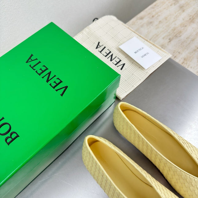 BOTTEGA VENETA 26S BALLET FLATS IN LIGHT YELLOW WOVEN LAMBSKIN