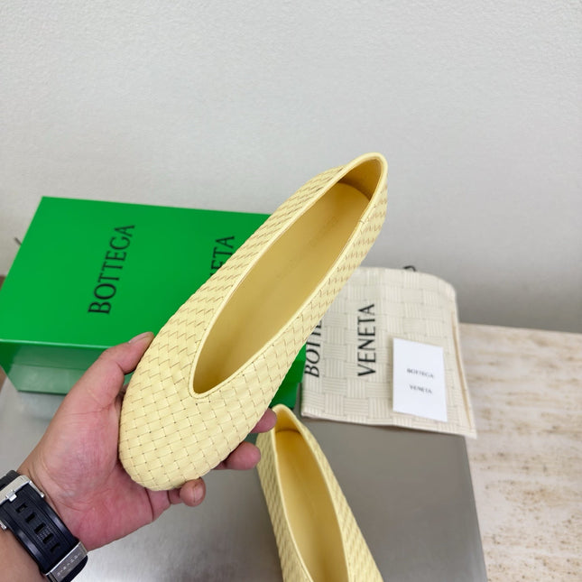 BOTTEGA VENETA 26S BALLET FLATS IN LIGHT YELLOW WOVEN LAMBSKIN