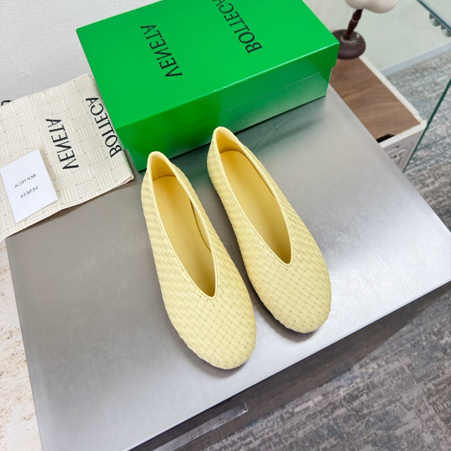 BOTTEGA VENETA 26S BALLET FLATS IN LIGHT YELLOW WOVEN LAMBSKIN