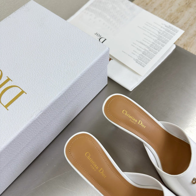 DIOR 26S KITTEN HEEL MULE SANDALS IN WHITE PATENT CALFSKIN WITH LOGO