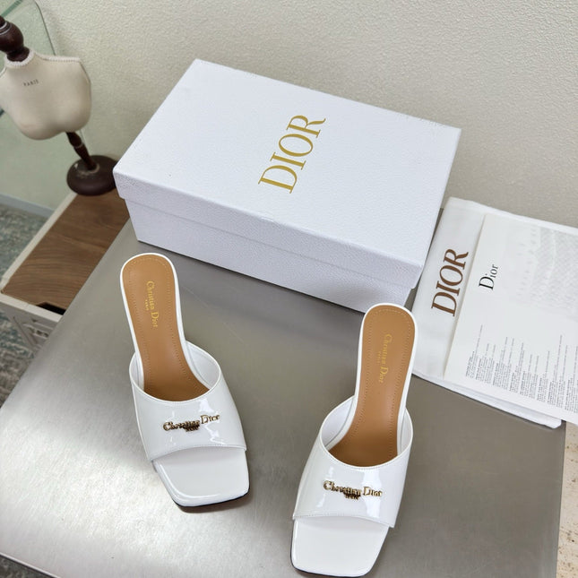 DIOR 26S KITTEN HEEL MULE SANDALS IN WHITE PATENT CALFSKIN WITH LOGO