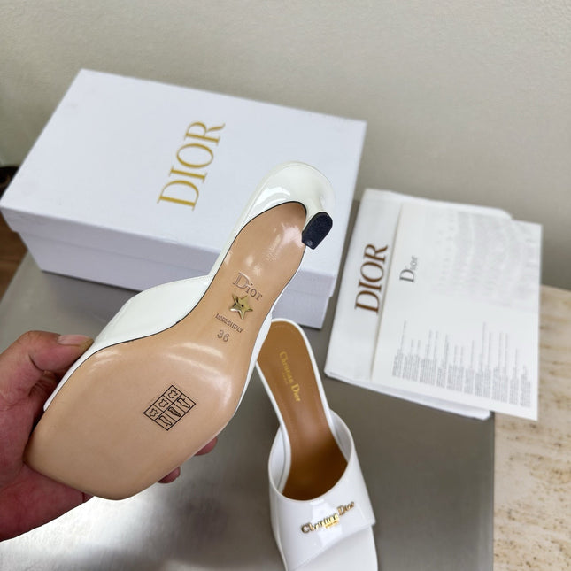 DIOR 26S KITTEN HEEL MULE SANDALS IN WHITE PATENT CALFSKIN WITH LOGO