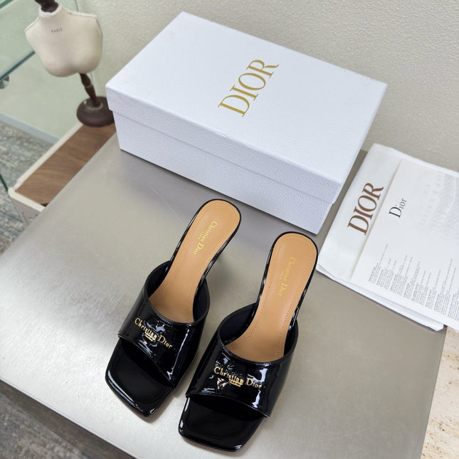 DIOR 26S KITTEN HEEL MULE SANDALS IN BLACK PATENT CALFSKIN WITH LOGO