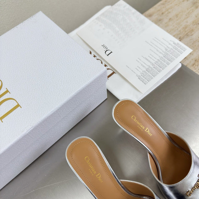 DIOR 26S KITTEN HEEL MULE SANDALS IN SILVER CALFSKIN WITH LOGO