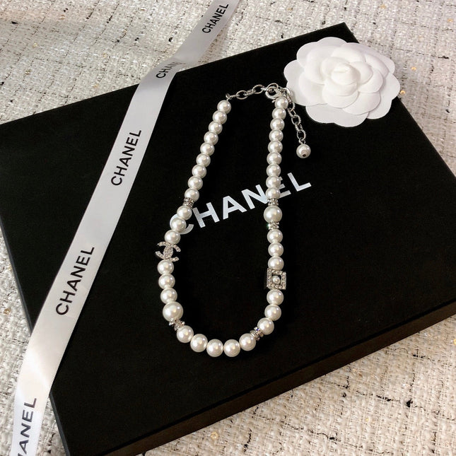 CHANEL 26S DOUBLE C LOGO PEARL NECKLACE WITH CRYSTAL DETAIL IN SILVER METAL 631884
