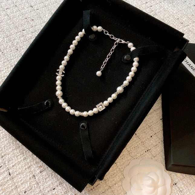 CHANEL 26S DOUBLE C LOGO PEARL NECKLACE WITH CRYSTAL DETAIL IN SILVER METAL 631884