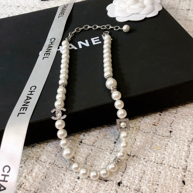 CHANEL 26S DOUBLE C LOGO PEARL NECKLACE WITH CRYSTAL DETAIL IN SILVER METAL 631884